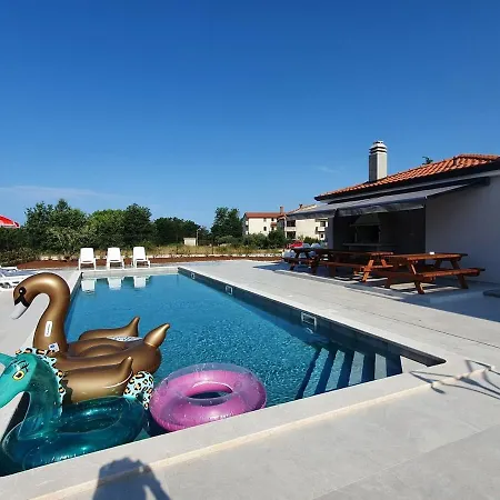 House Lucija Family For Max 6 Persons With Pool In Casa de hóspedes Poreč