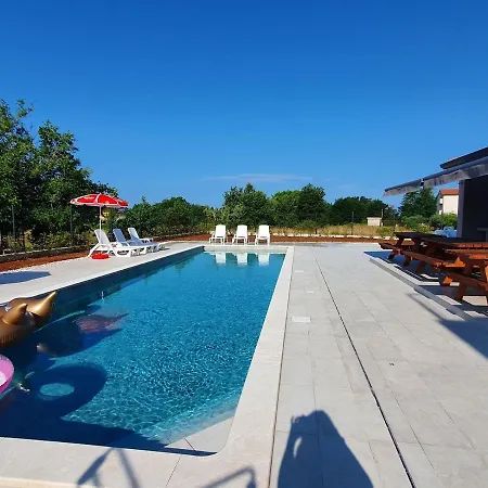 House Lucija Family For Max 6 Persons With Pool In Casa de hóspedes Poreč