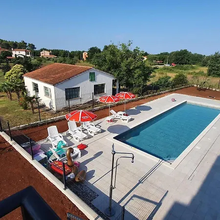 House Lucija Family For Max 6 Persons With Pool In Casa de hóspedes *